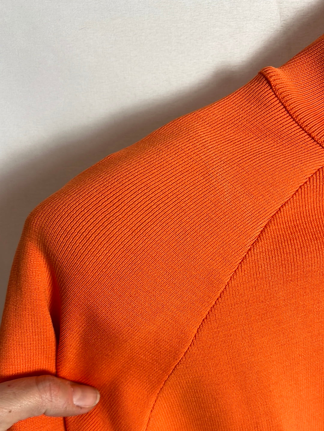 ZARA. Jersey fino crop naranja hombreras. T S