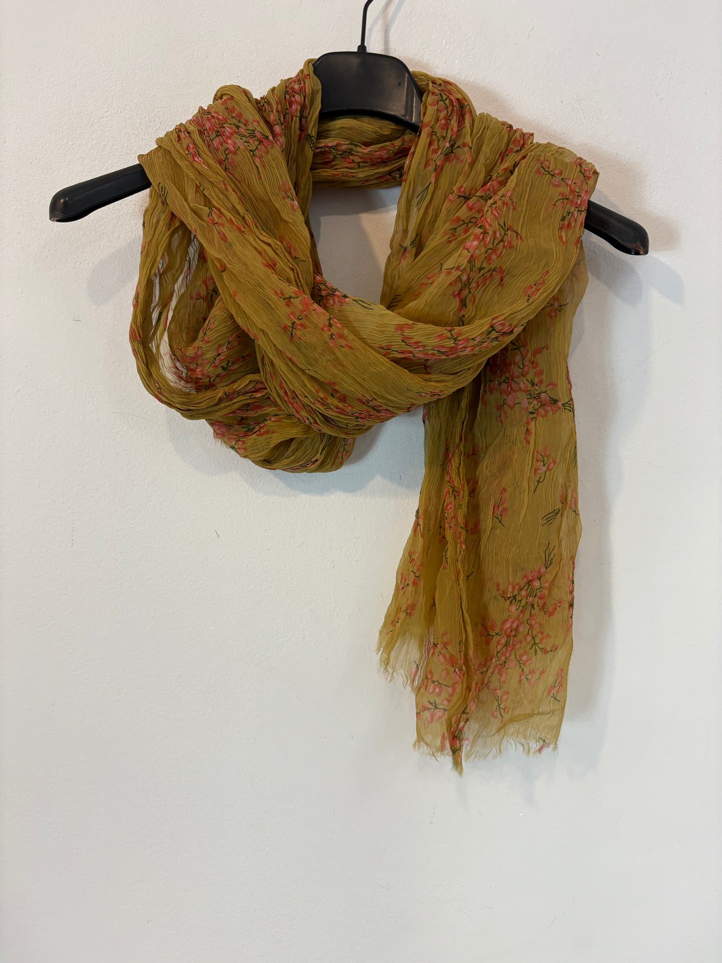 MASSIMO DUTTI. Pañuelo caqui estampado