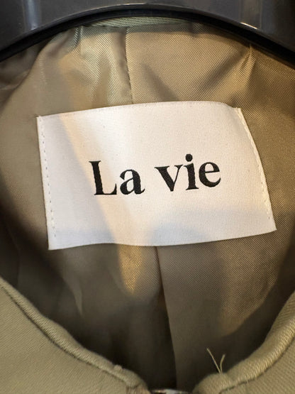 LA VIE. Chaqueta verde cropped bolsillos