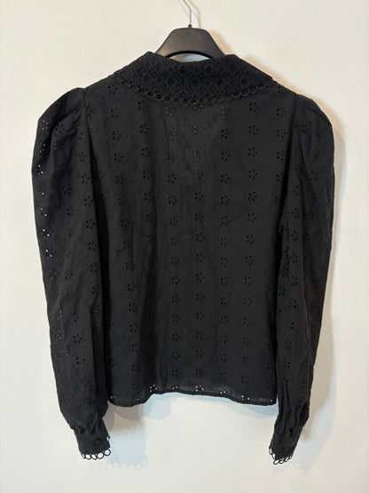 OTRAS. Blusa negra troquetalda