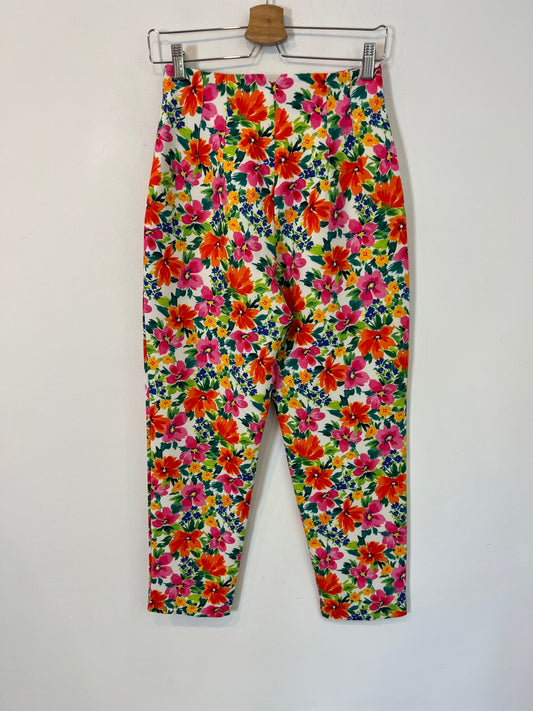 ZARA. Pantalón flores pinzas. T S