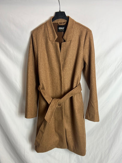 ONLY. Abrigo paño camel con cinturón. T M