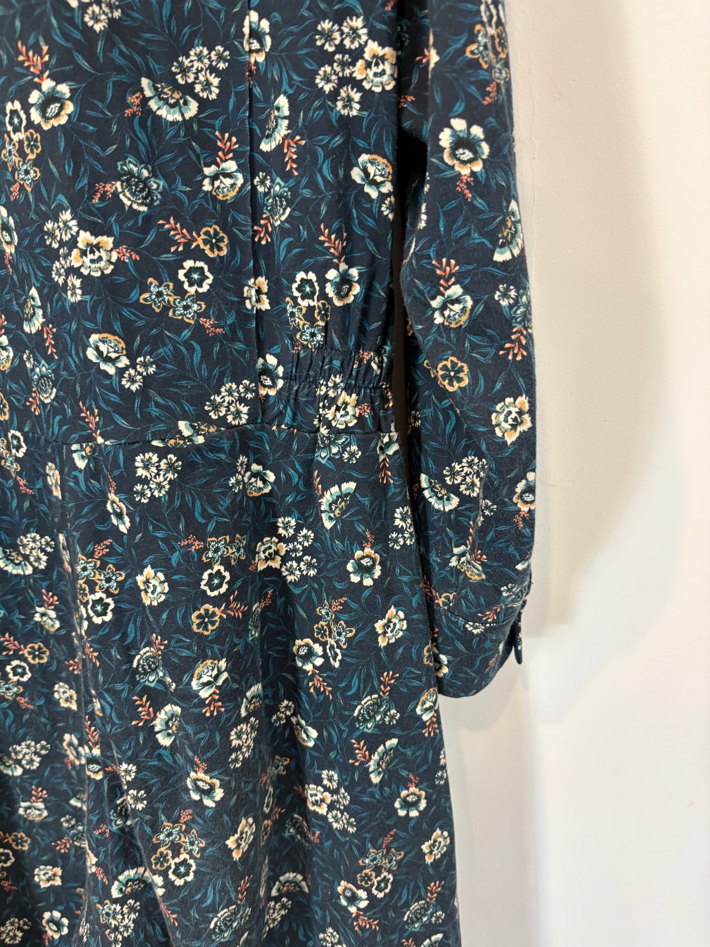 SOPHIE AND LUCIE. Mono largo flores