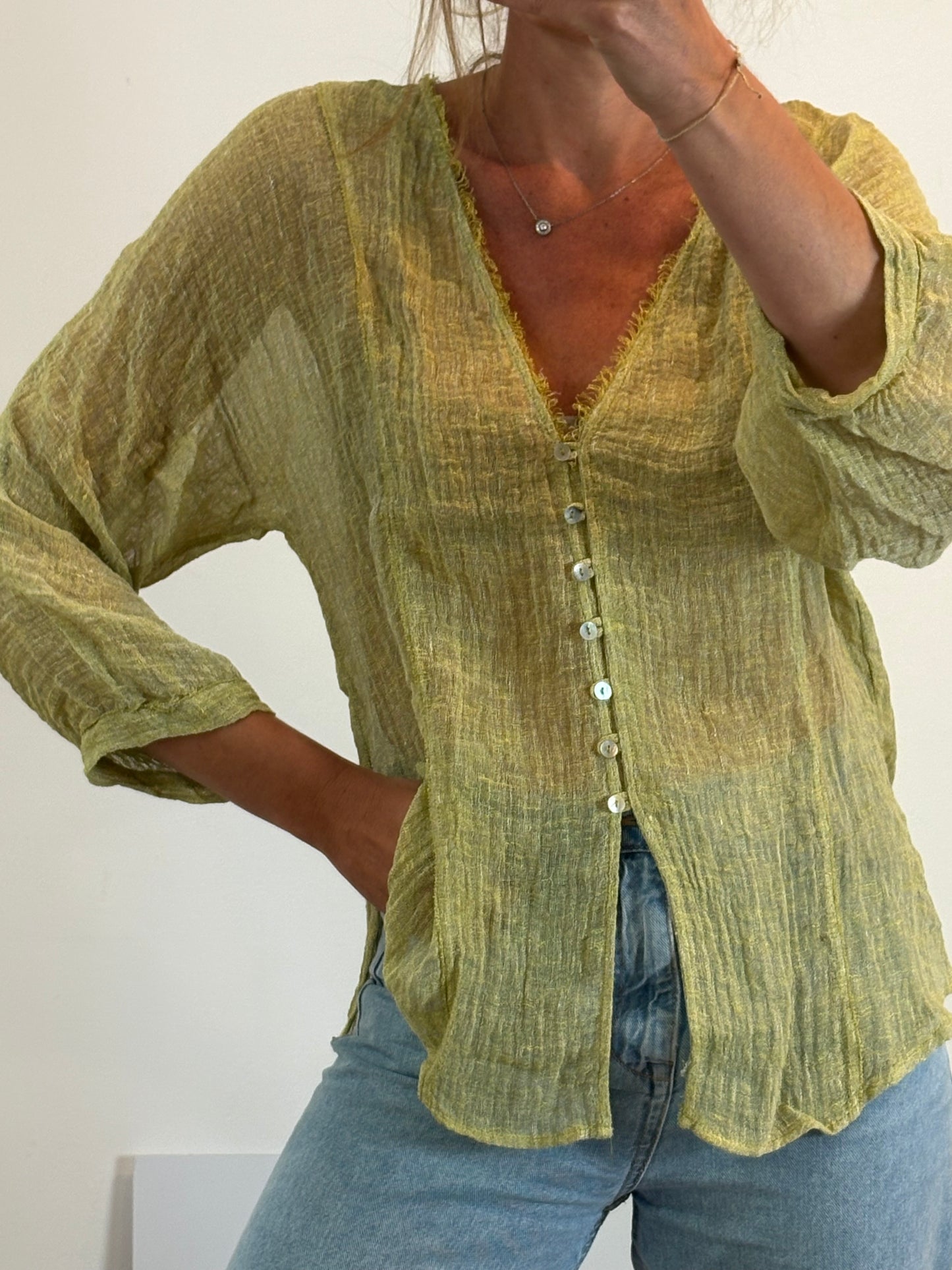 MASSIMO DUTTI. Blusa verde textura. T S