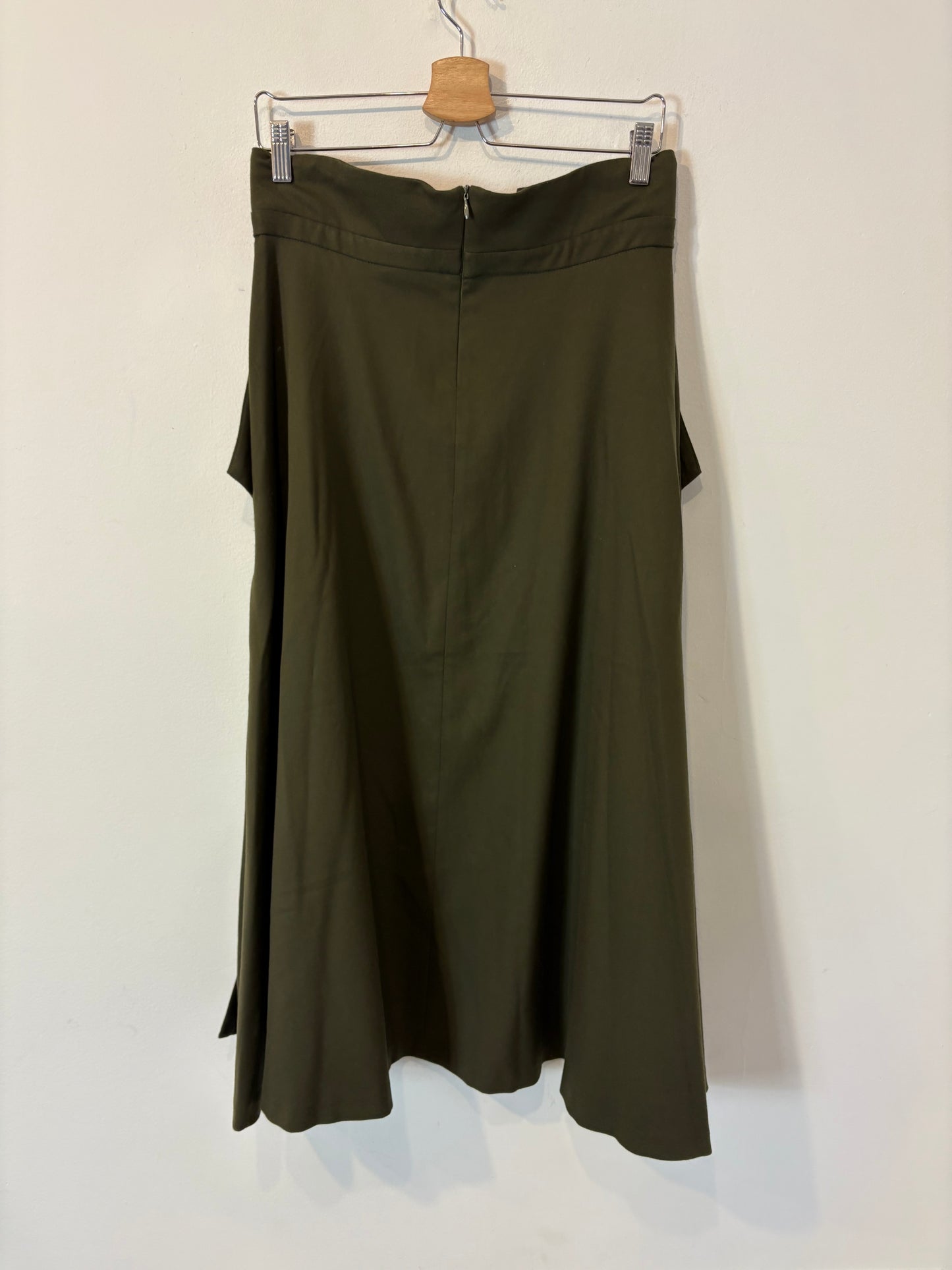 IQ COLLECTION. Falda midi verde bolsillos