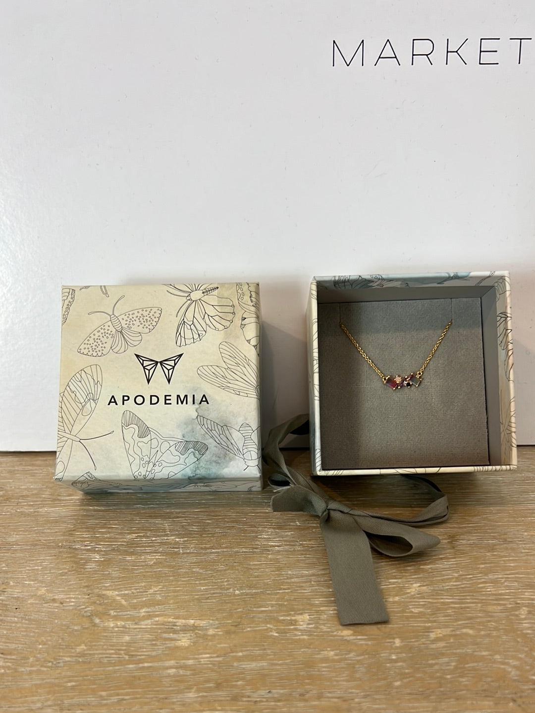 APODEMIA. Colored stone choker