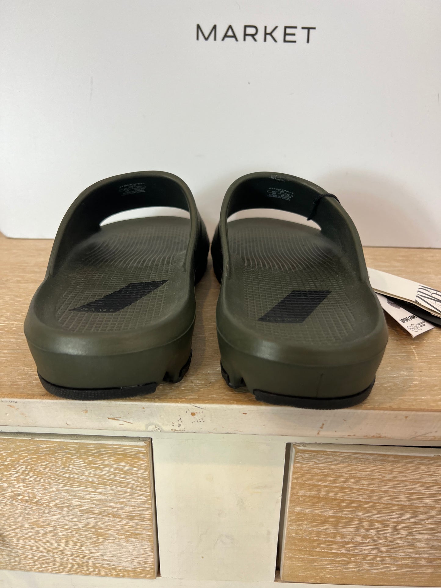 ZARA. Chanclas verde goma T.39