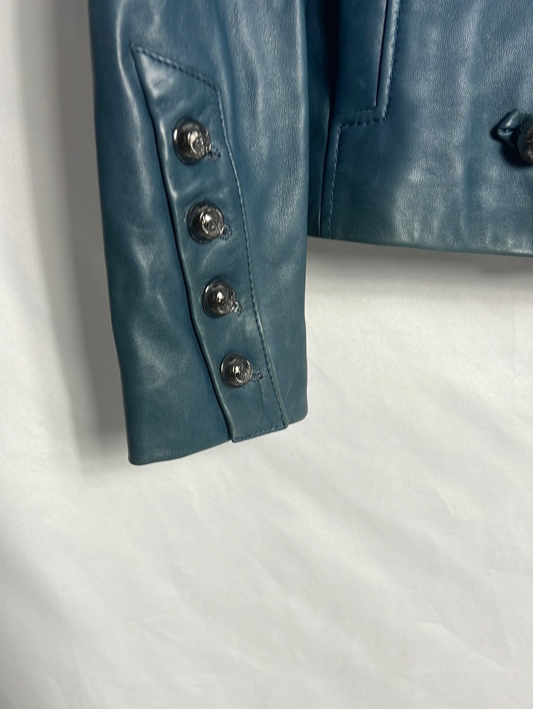 BARBARA BUI. Chaqueta piel azul botones. T 40 (Tara)