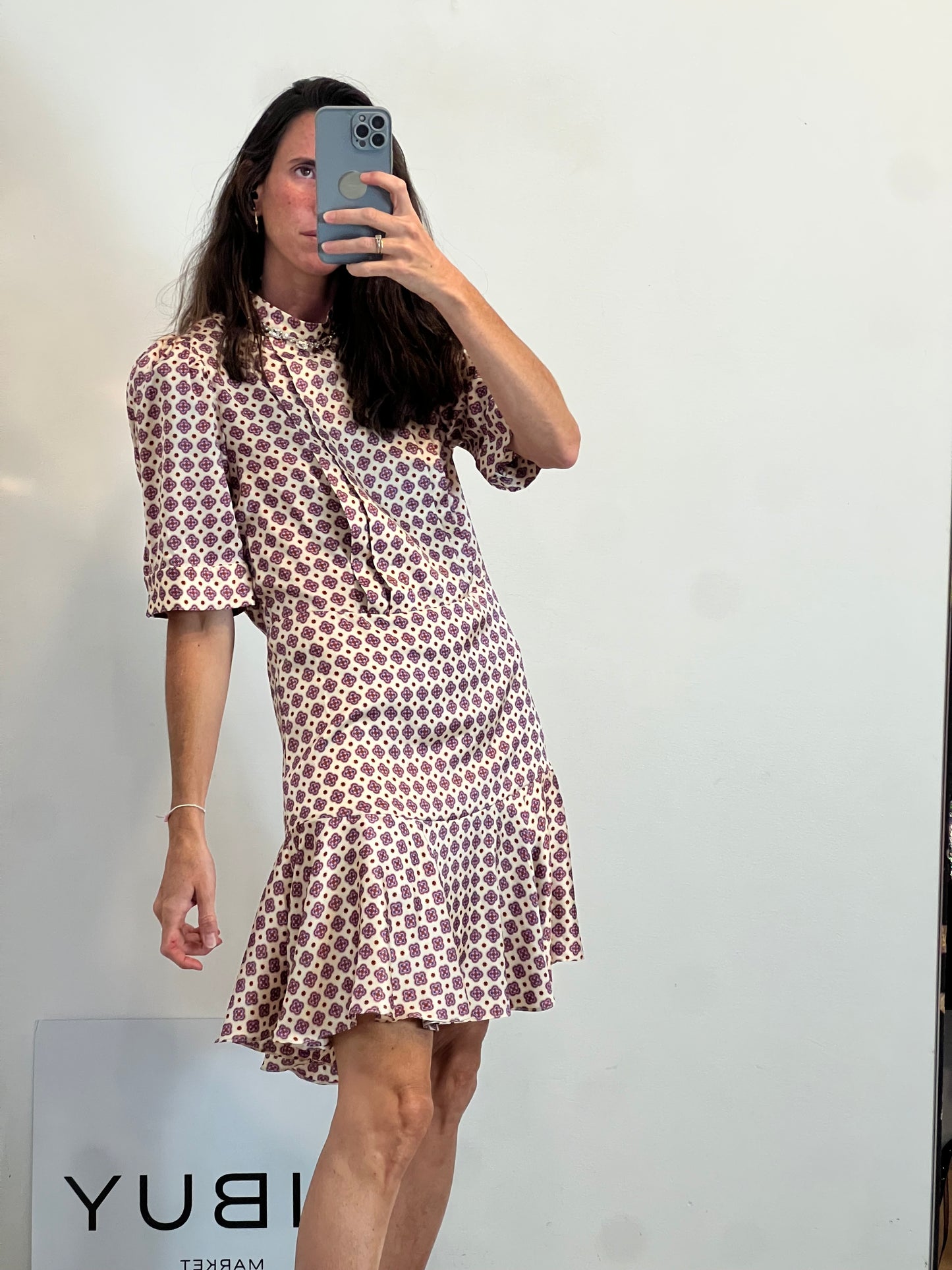 SANDRO. Vestido corto estampado detalle cuello