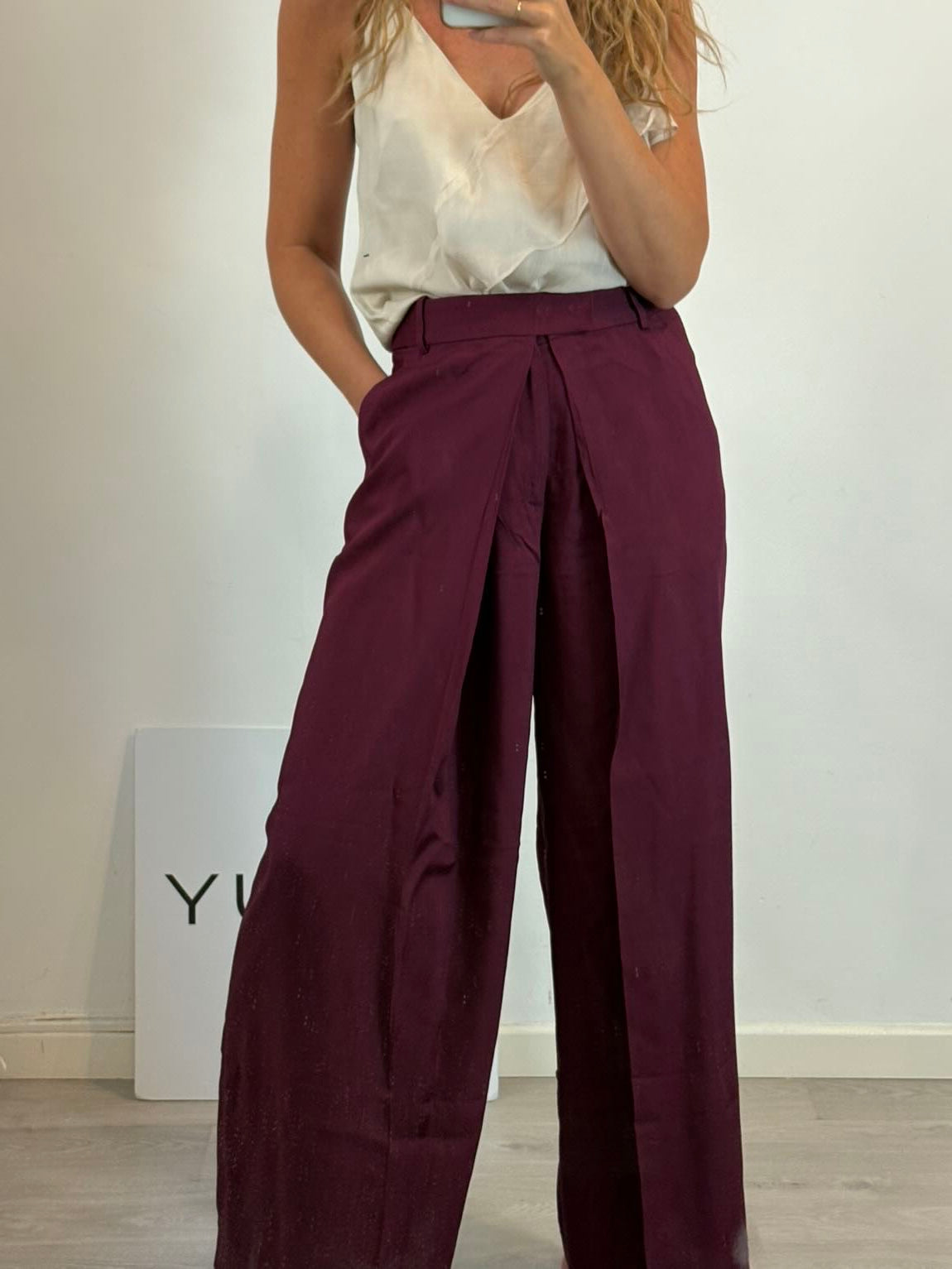 ZARA. Pantalón fluido burgundy pinzas