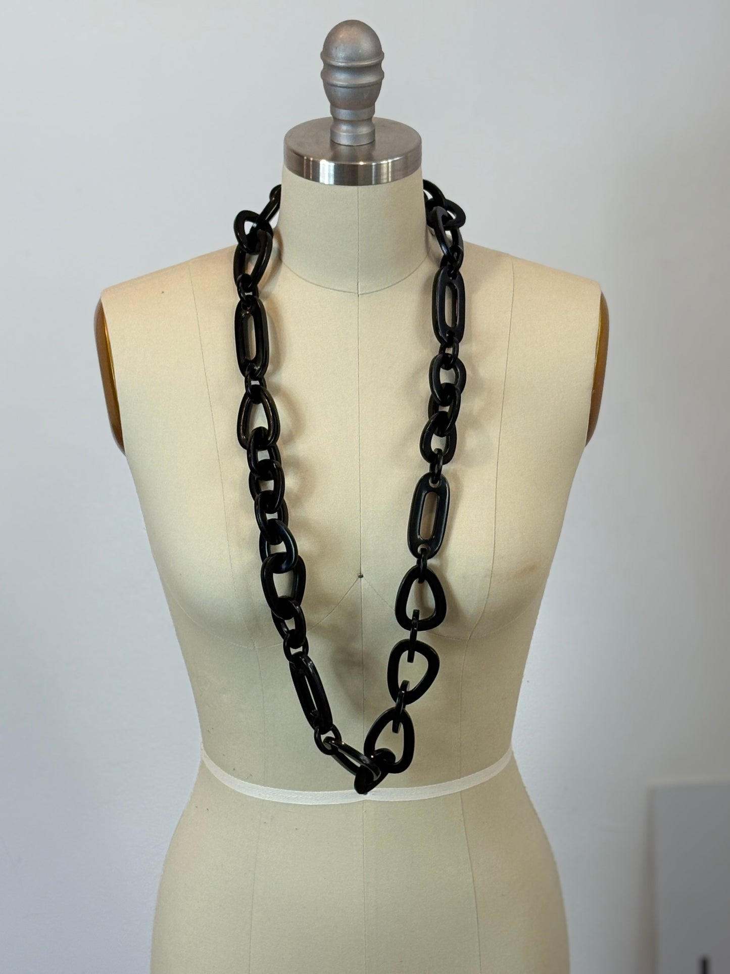 OTRAS. Collar largo negro