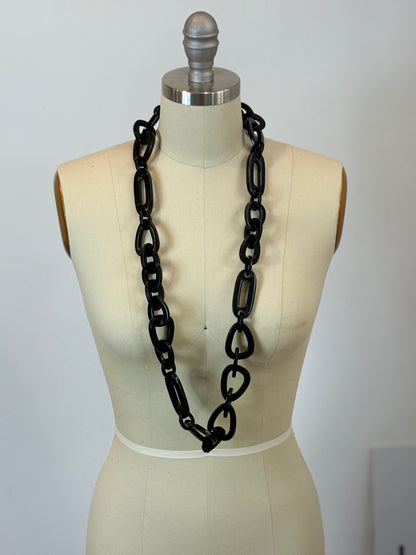 OTRAS. Collar largo negro