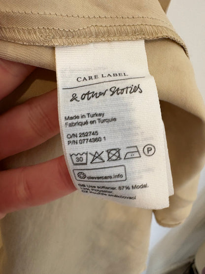 &OTHER STORIES. Vestido beige cruzado