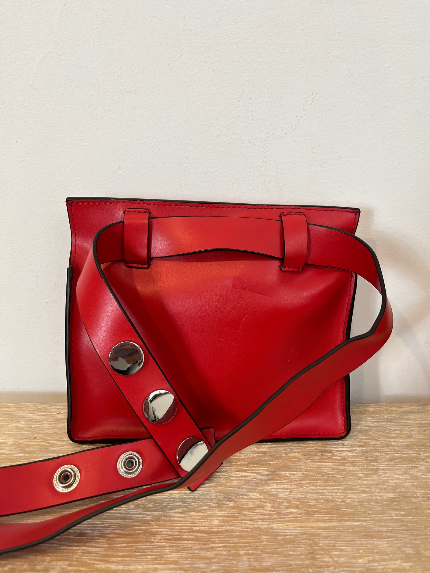 &OTHER STORIES. Riñonera tachuelas