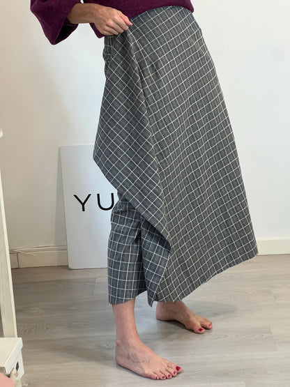 CLOTILDE SEMILLOSA. Falda midi gris cuadros T.m