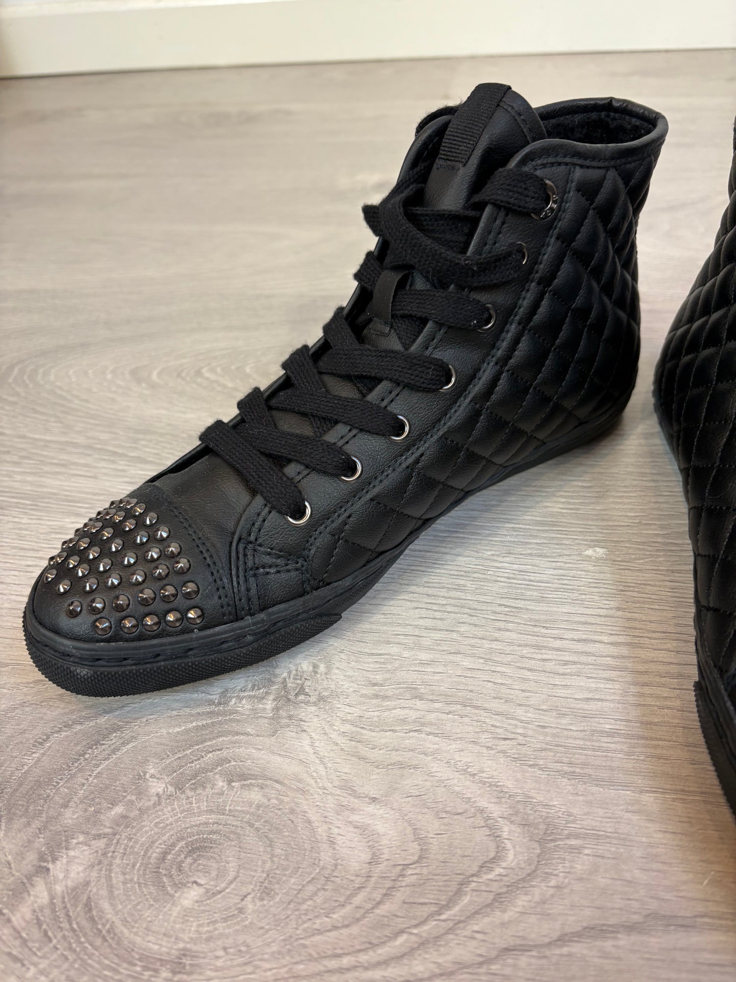 GEOX. Botines textura con tachuelas