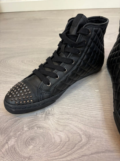 GEOX. Botines textura con tachuelas