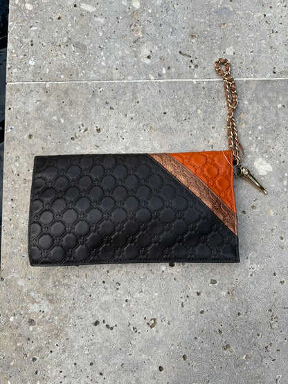V 73. ELISABETTA ARMELLIN. Pochette de cuero detalle broche