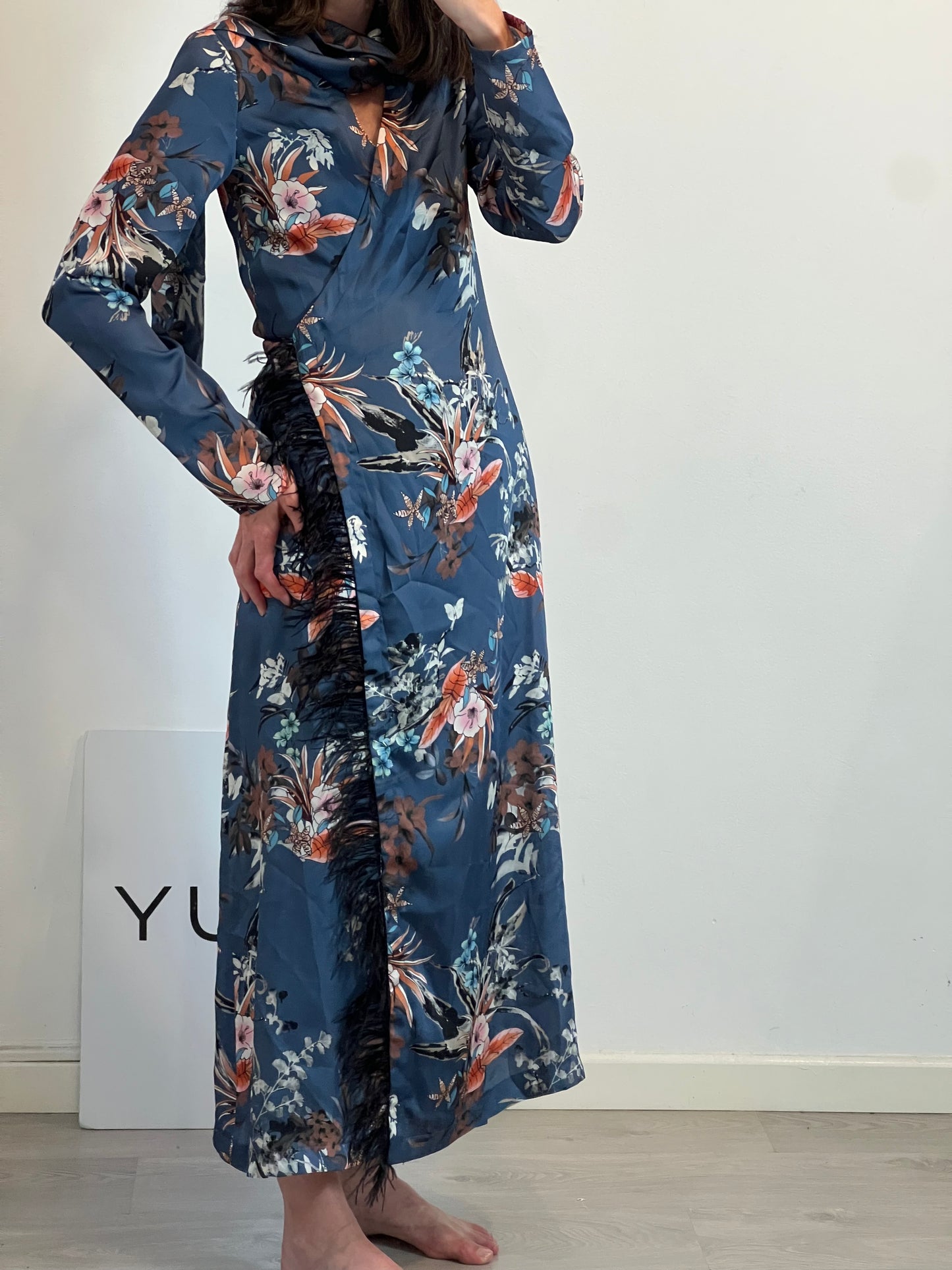 WENDY DRESS. Vestido fluido cruzado plumas. T S