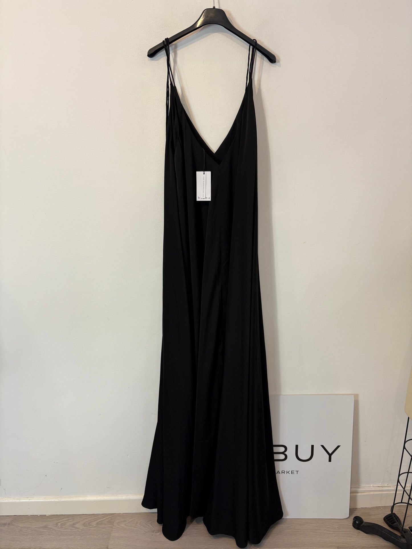 BRUNA. Vestido largo negro vuelo