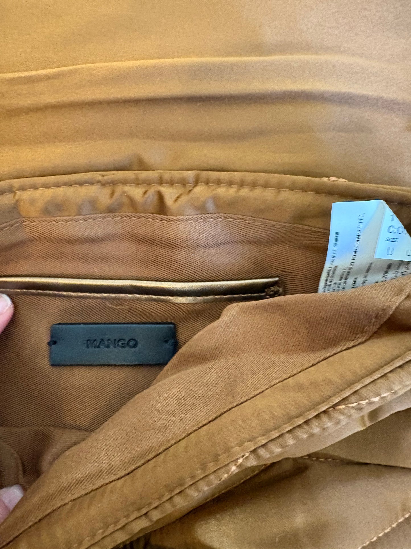 MANGO. Cartera de mano acolchada