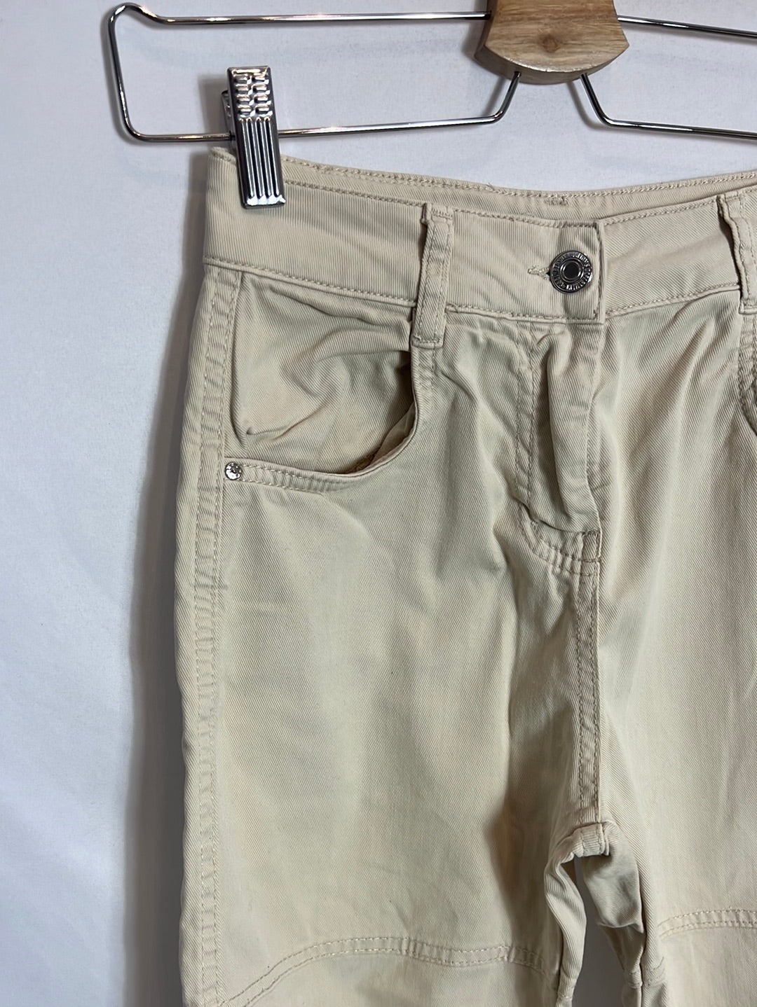 BERSHKA. Pantalón beige cargo.T 32