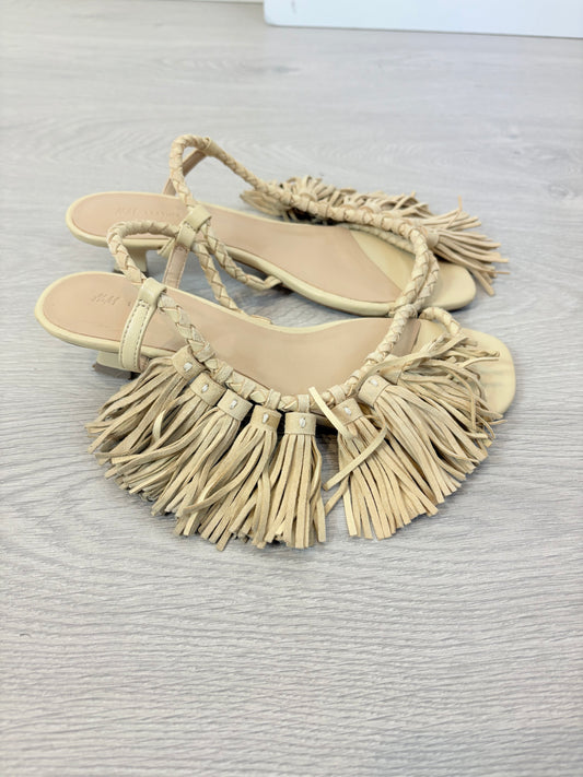H&M. Sandalia piel con flecos. T 38