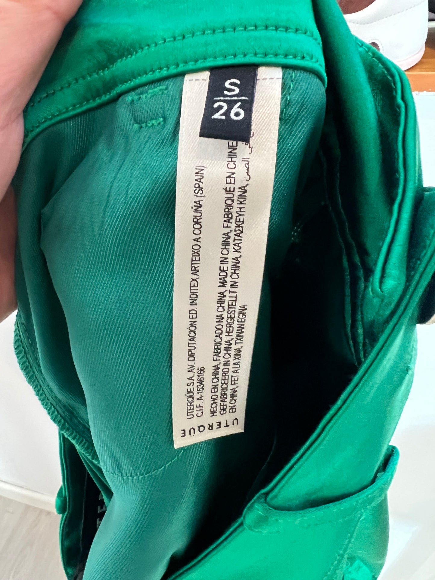 UTERQÜE. Falda verde satinada