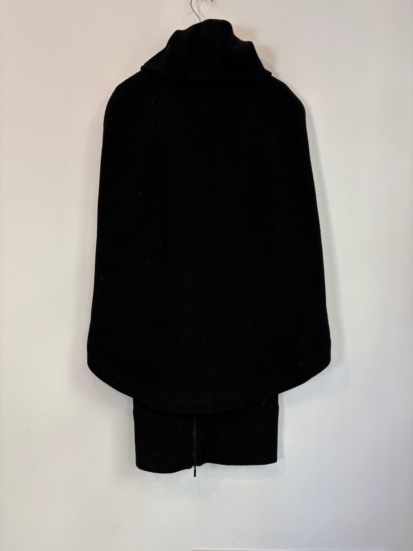 MIRIAM OCARIZ. Vestido negro textura capa