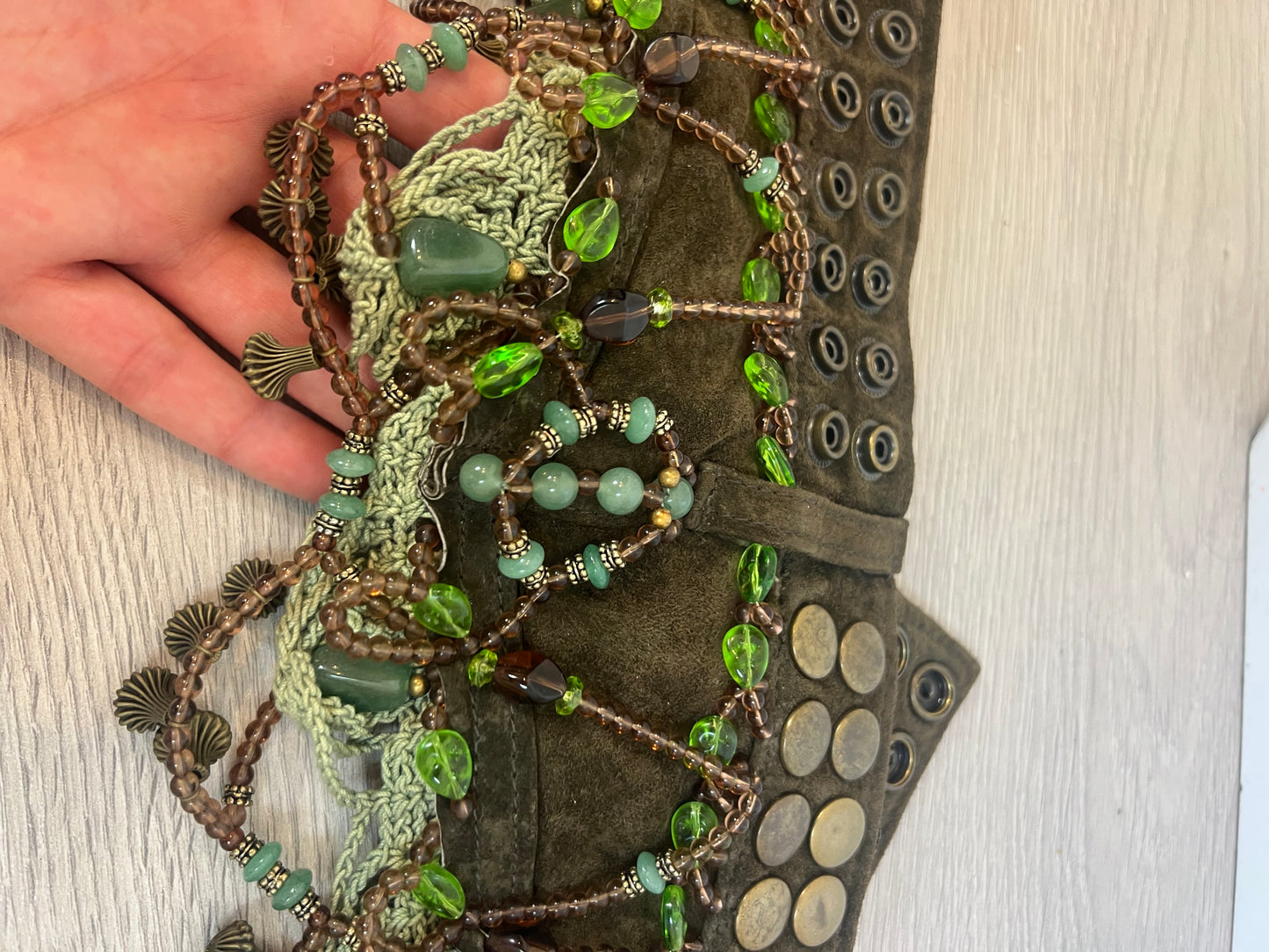 OTRAS. Cinturón piel abalorio