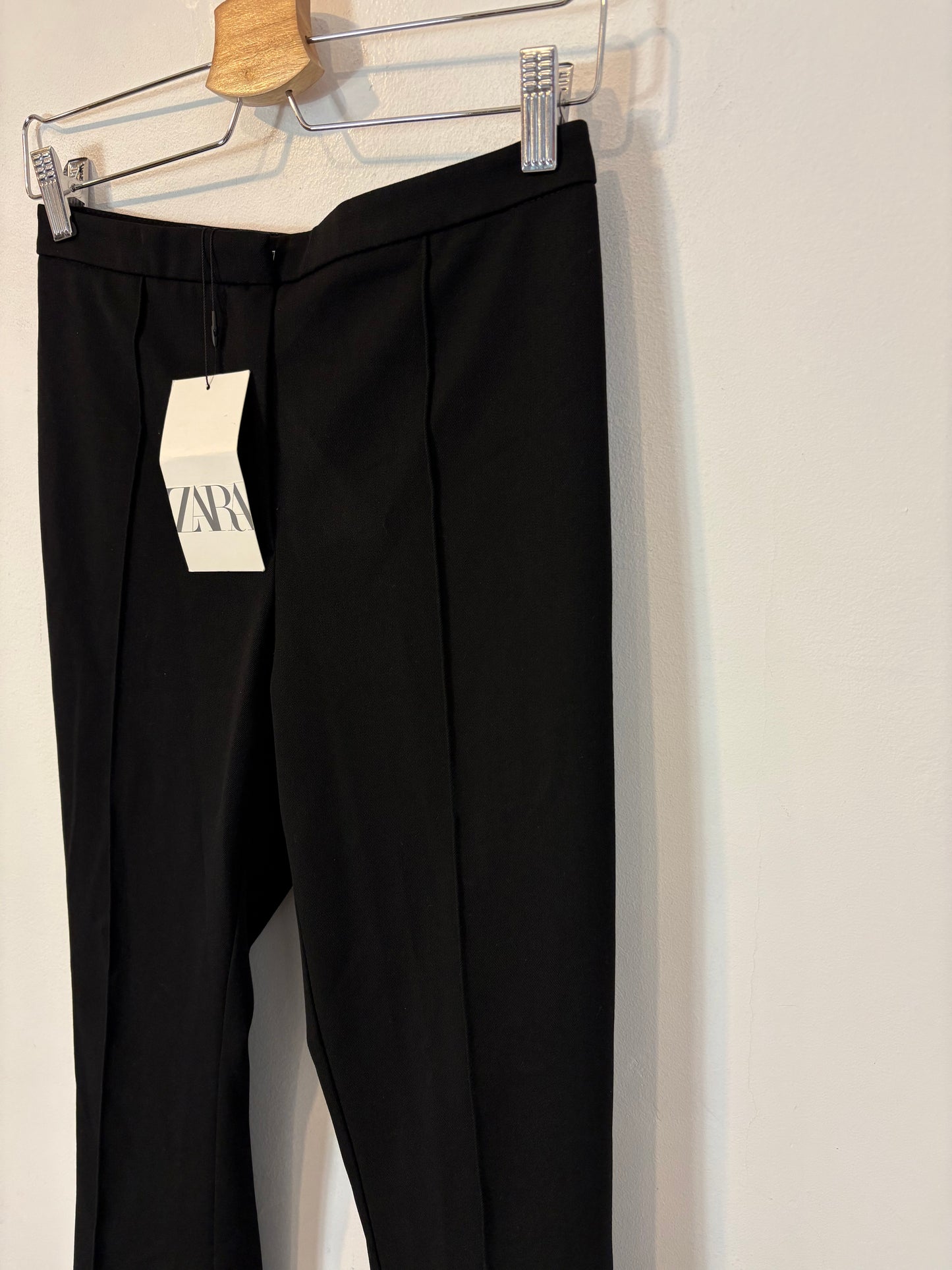 ZARA. Pantalón negro pinzas