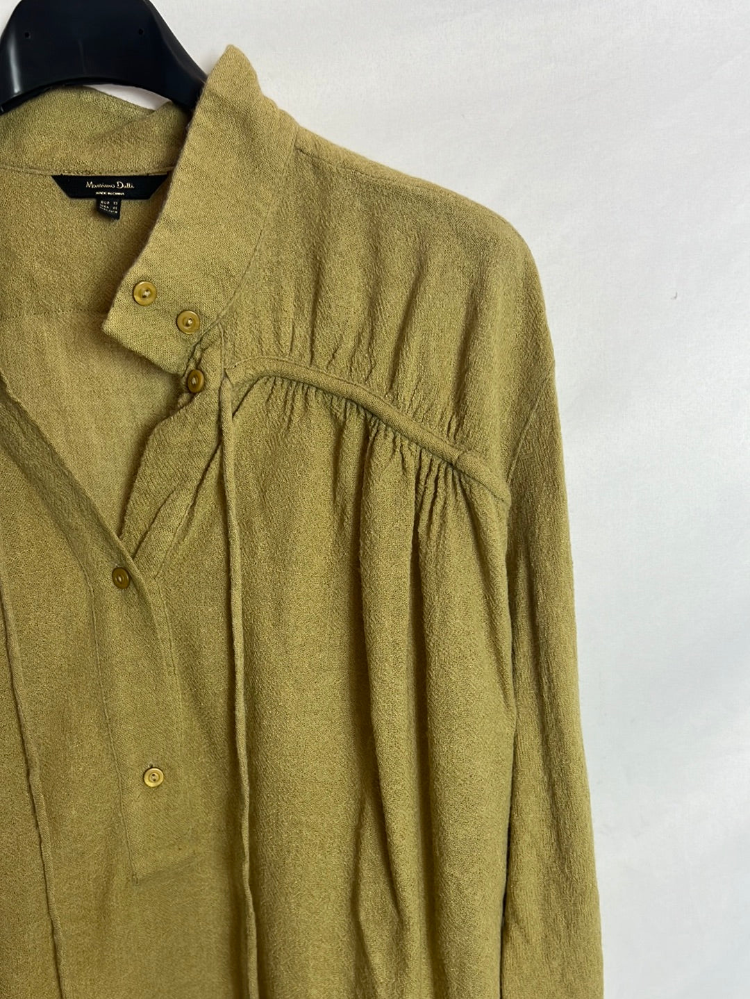 MASSIMO DUTTI. Blusa textura verde caqui. T XS