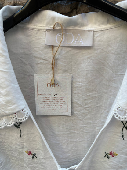 ODA. Blusa blanca bordada lazos