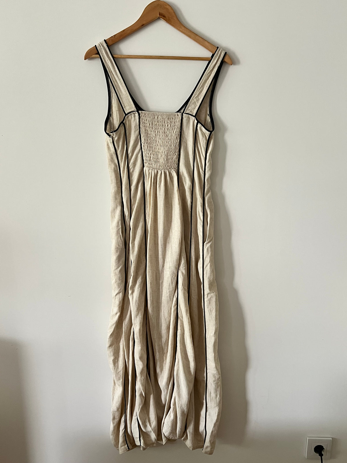 Vestido largo beige detalles negros
