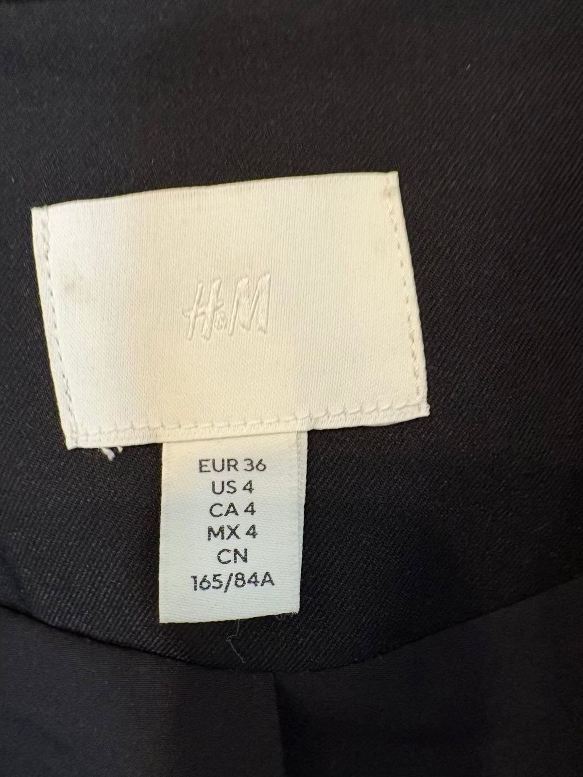 H&M. Conjunto chaqueta y pantalón negro detalles