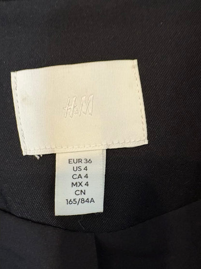 H&M. Conjunto chaqueta y pantalón negro detalles