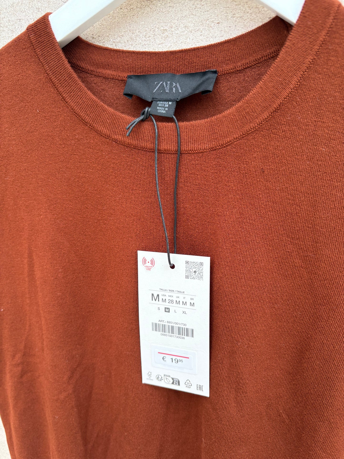 ZARA. Top punto granate