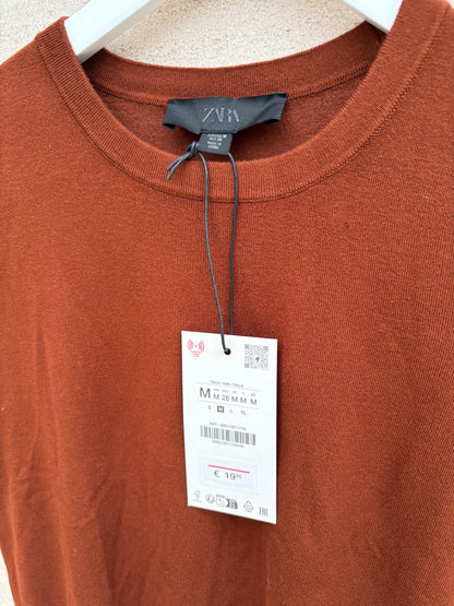 ZARA. Top punto granate