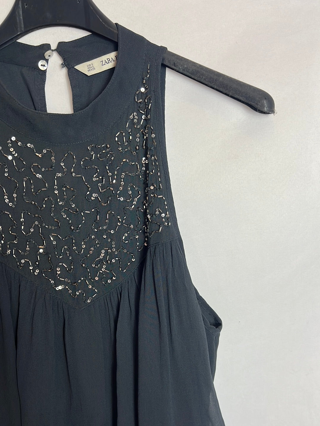 ZARA. Vestido cuello halter volante. T s(Tara)