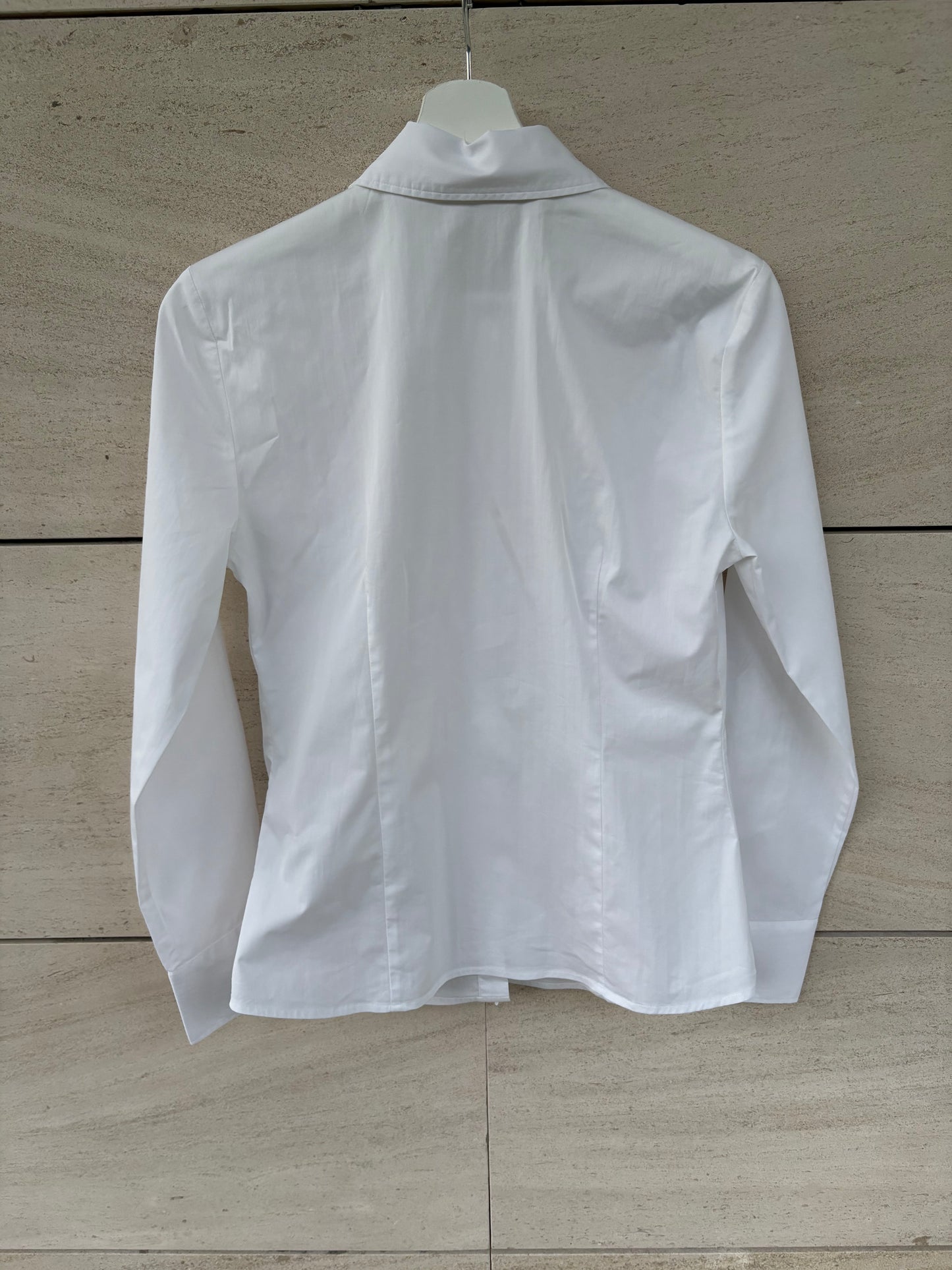 LIUJO. Camisa blanca botón joya