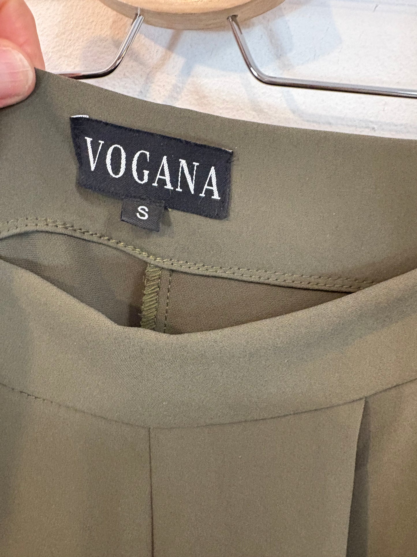 VOGANA. Total look verde fluido