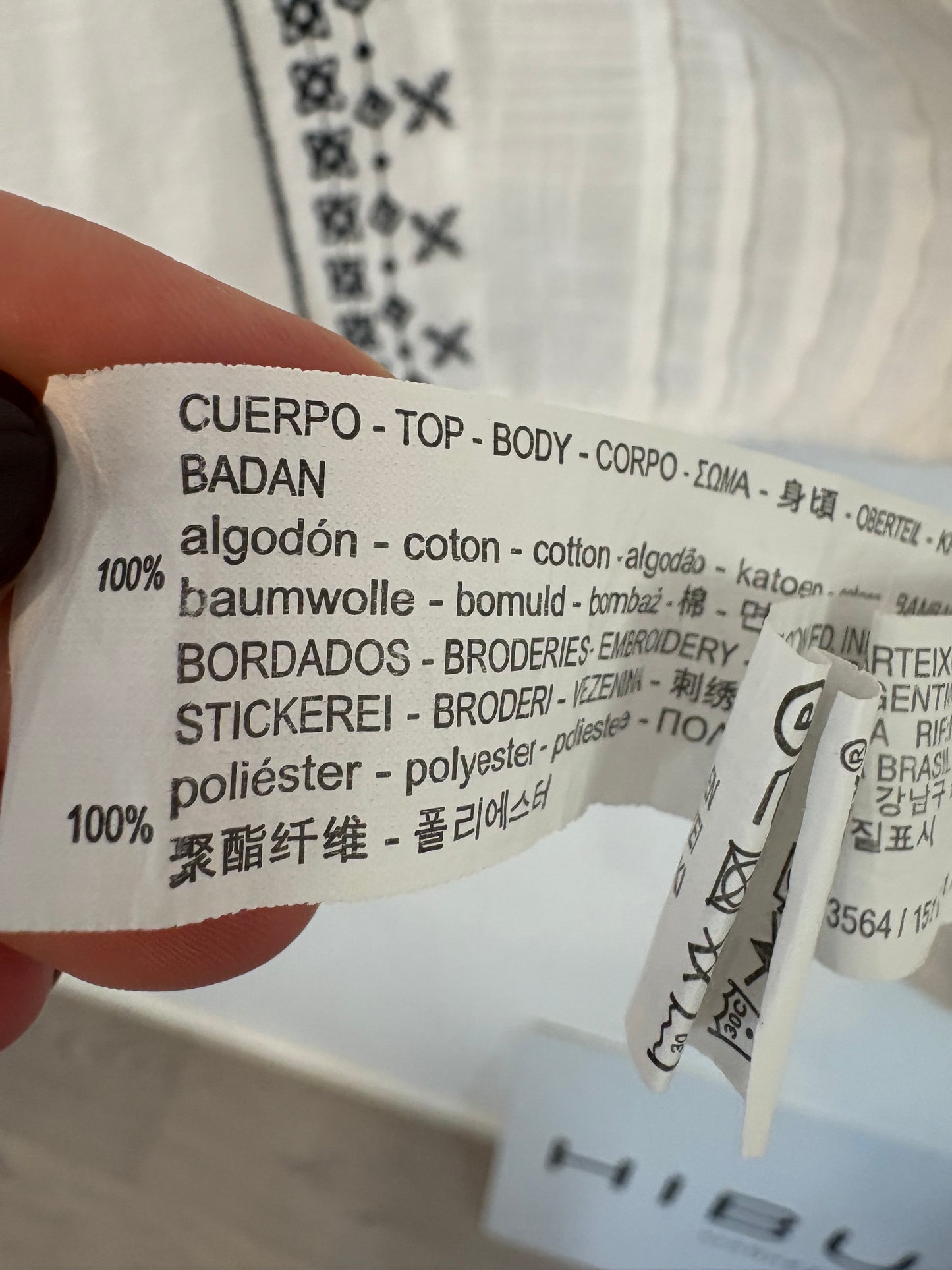 ZARA. Top blanco bordados azules. T M