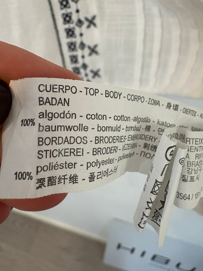 ZARA. Top blanco bordados azules. T M