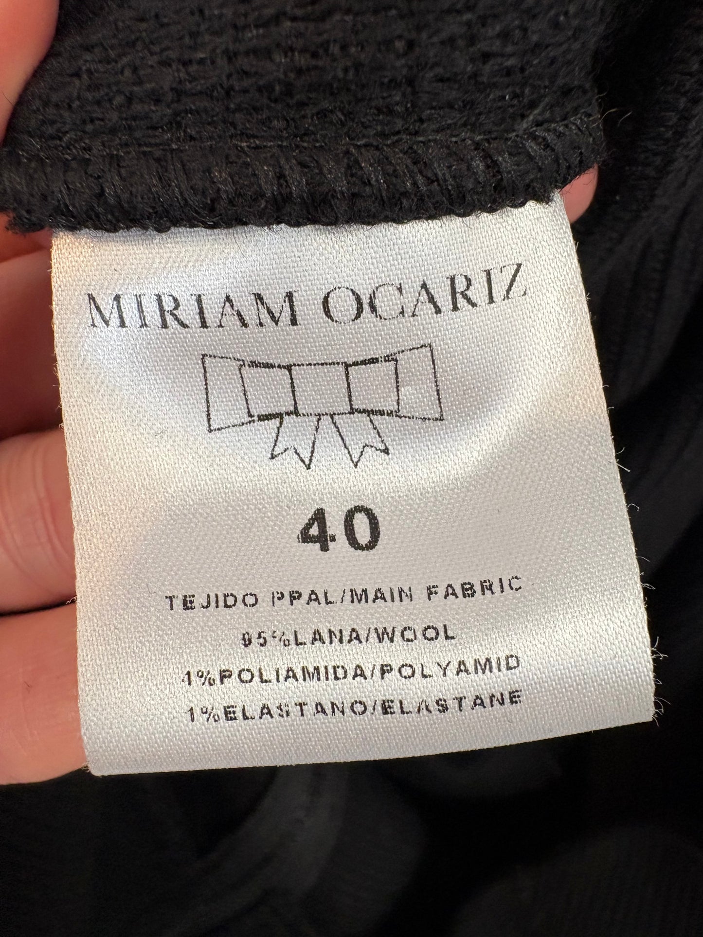 MIRIAM OCARIZ. Vestido negro textura capa