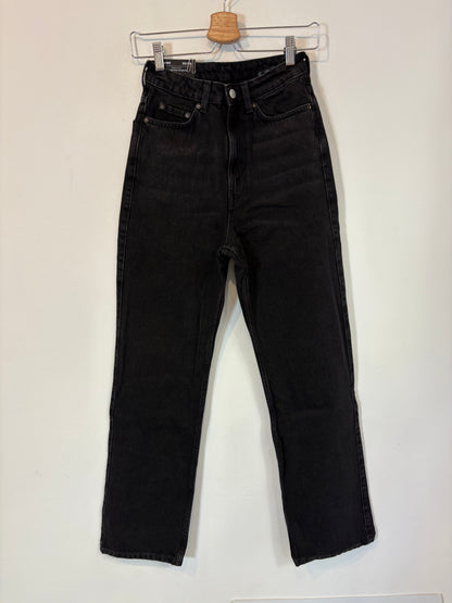 OTRAS. Denim negro cintura alta. T 25 (36)