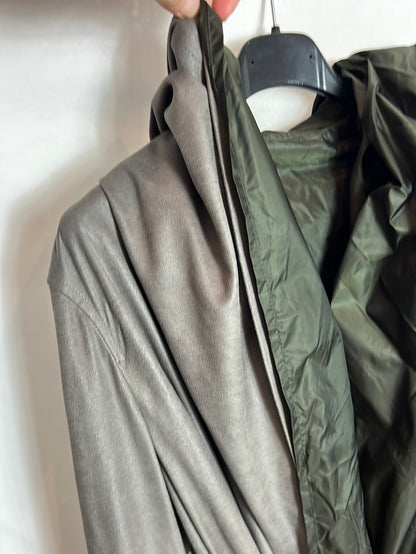 ADOLFO DOMÍNGUEZ. Chaqueta fluida reversible gris y verde. T 38