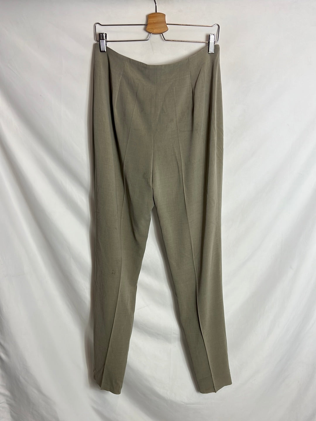 RED BANDS. Flowy taupe trousers with pleats. Size 42