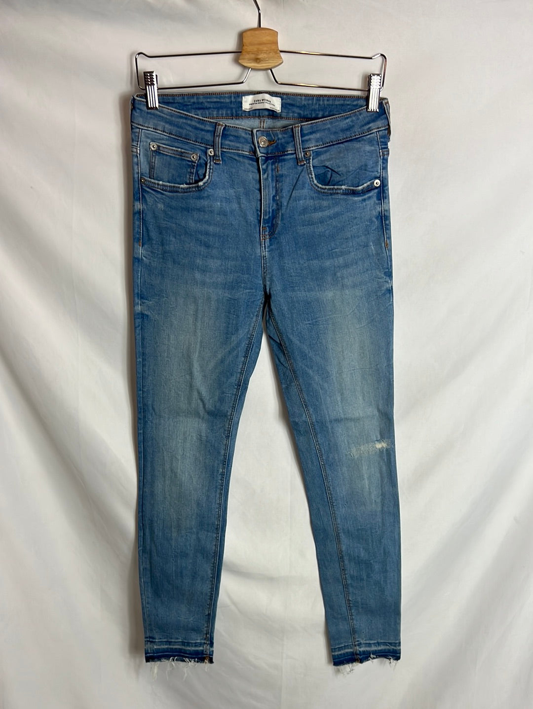 ZARA. Denim pitillo efecto desgastado. T 40