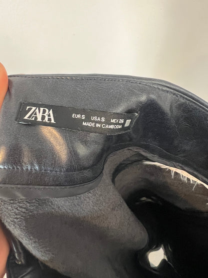 ZARA. Falda azul oscuro piel T.s