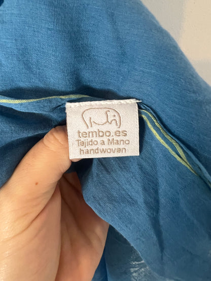 OTRAS. Fular azul detalles fluor